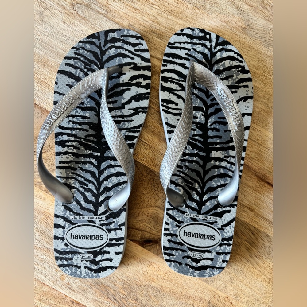 Havaianas Women’s Black/Silver Flip Flops, Size 9/10
